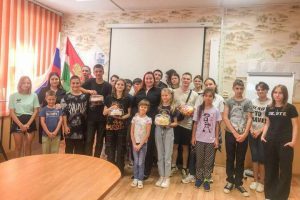 "La polizia di Kaluga promuove la sicurezza e il benessere dei giovani: visita al centro di supporto all'educazione familiare"