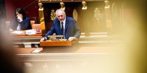 La caduta senza gloria di François Bayrou: lo scandalo che ha segnato la fine di una carriera politica