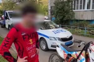 "Motociclista multato per guida sul marciapiede a Cheboksary: le conseguenze della violazione del codice della strada"