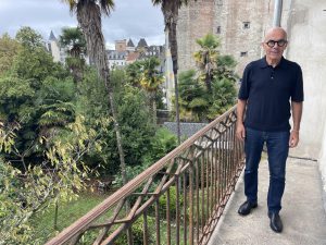 "François Bayrou potrebbe candidarsi alle elezioni locali a Pau: attesa e interesse per il ritorno del politico di spicco francese"