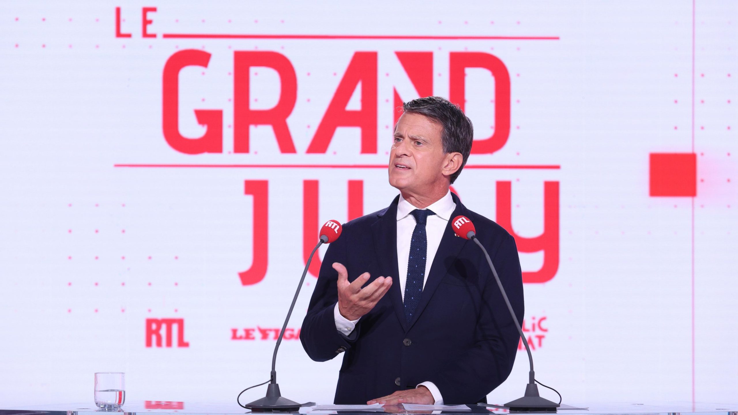 "Manuel Valls: l'appello all'unità per evitare il 'suicidio politico' in Francia"