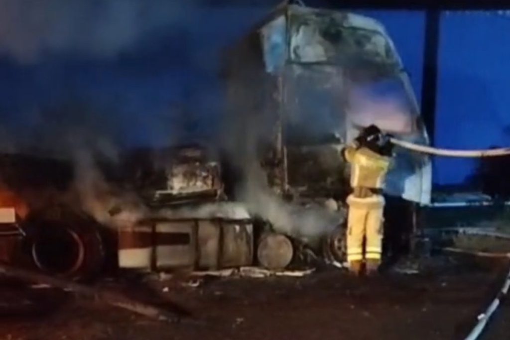&quot;Incendio di un camion nella regione di Rostov: le indagini in corso per determinare la causa dell&#039;incidente&quot;