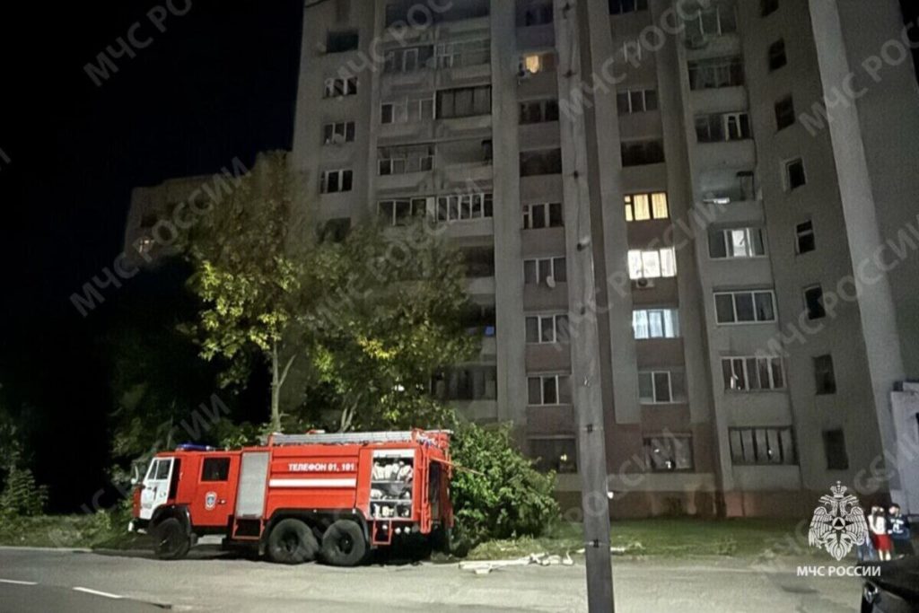 &quot;Incendio a Bryansk: soccorso tempestivo salva il proprietario dell&#039;appartamento&quot;