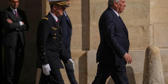 &quot;François Bayrou: la critica alle forze politiche francesi e il futuro incerto del governo&quot;