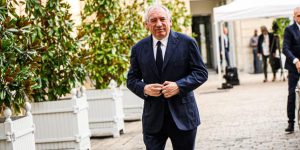 "Voto di fiducia cruciale per il primo ministro François Bayrou: il futuro del governo francese in bilico"