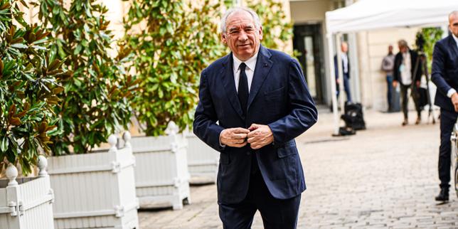 &quot;Voto di fiducia cruciale per il primo ministro François Bayrou: il futuro del governo francese in bilico&quot;