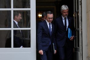 "Les Républicains affrontano la minaccia della sinistra a Matignon: il congresso a Port-Marly per trovare soluzioni alla crisi politico-economica in Francia"