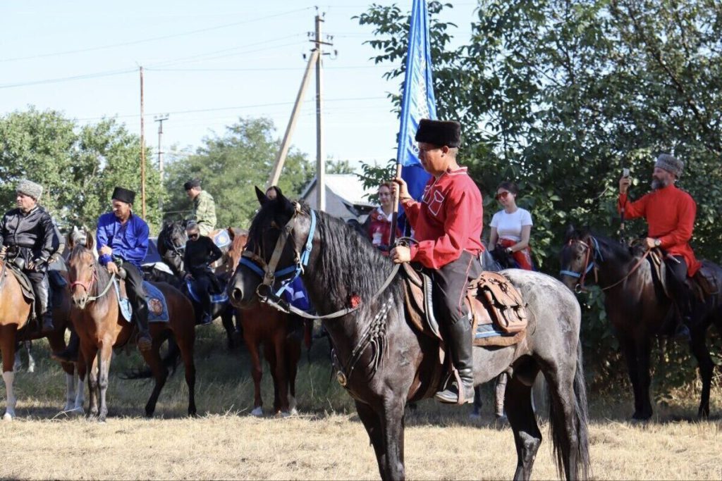 &quot;La processione a cavallo dei cosacchi Terkskogo: tradizioni, cultura e fede nella regione di Stavropol&quot;