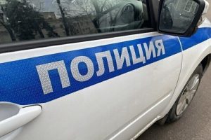 "Uomo accusato di smontare recinzione per costruire tettoia nel cortile: rischia l'incriminazione per furto e danneggiamento di proprietà pubblica"