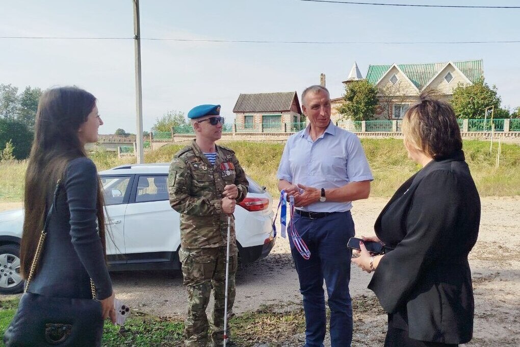 Incontro tra politica e guerra: il deputato Alessandro Kozlovskij incontra un partecipante alla SVO in un seggio elettorale