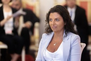 "La giornalista Simonian affronterà un'operazione imminente a causa di una grave malattia: il suo coraggio e la determinazione nel continuare a lavorare nonostante le difficoltà"