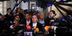 "La caduta del governo di Bayrou: reazioni e incertezze nel panorama politico francese"