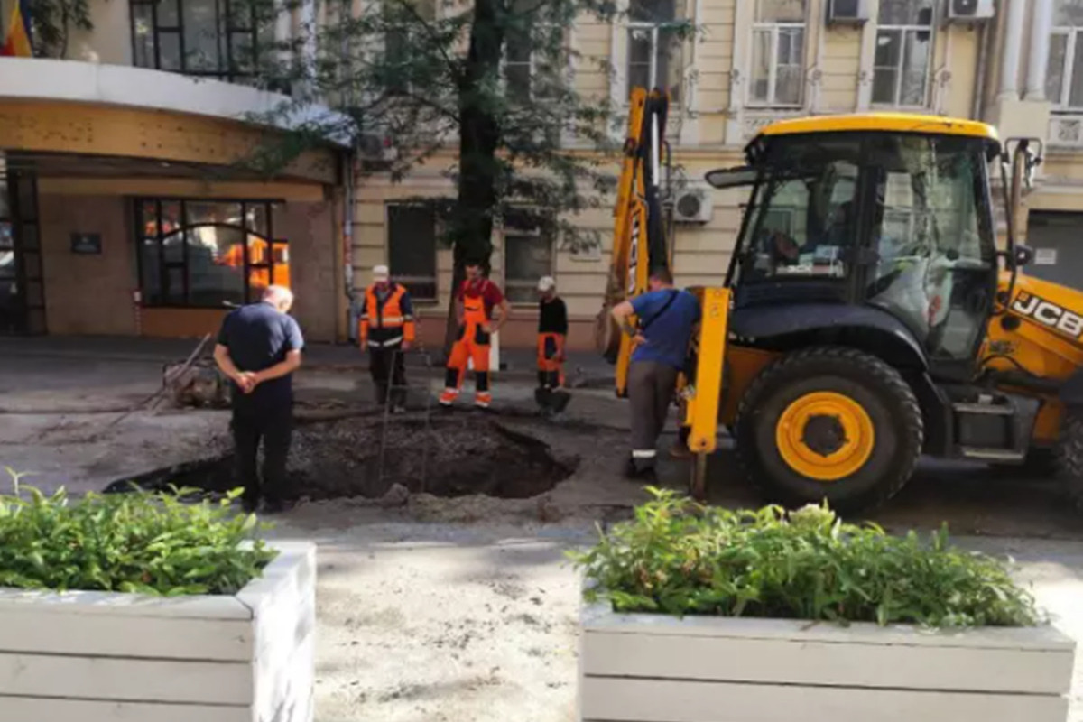 На Суворова появился «портал в подземелье» из-за провалившегося крана