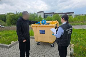 "Uomo accusato di attaccare il medico con uno spray al peperoncino: episodio di violenza in Russia"