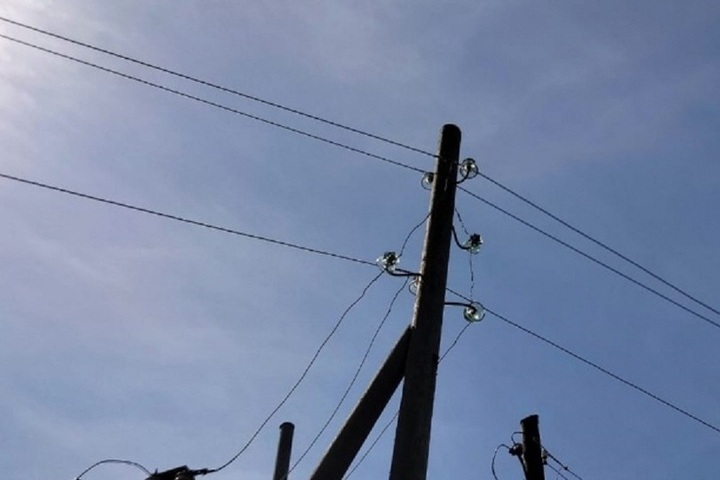 В Карелии ветер повредил электропровода рядом с жилым домом