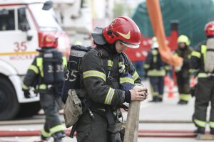 "Incendio notturno in un edificio residenziale: evacuati i residenti, nessuna vittima"