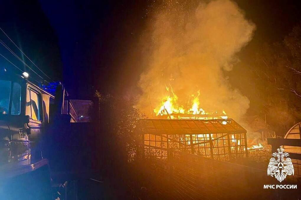 &quot;Incendio distrugge casa di campagna a Tver: indagini in corso e famiglia alla ricerca di soluzioni&quot;