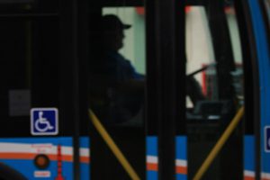 "Incidente stradale a Voronezh: bambino investito da un autobus scuote la comunità locale"