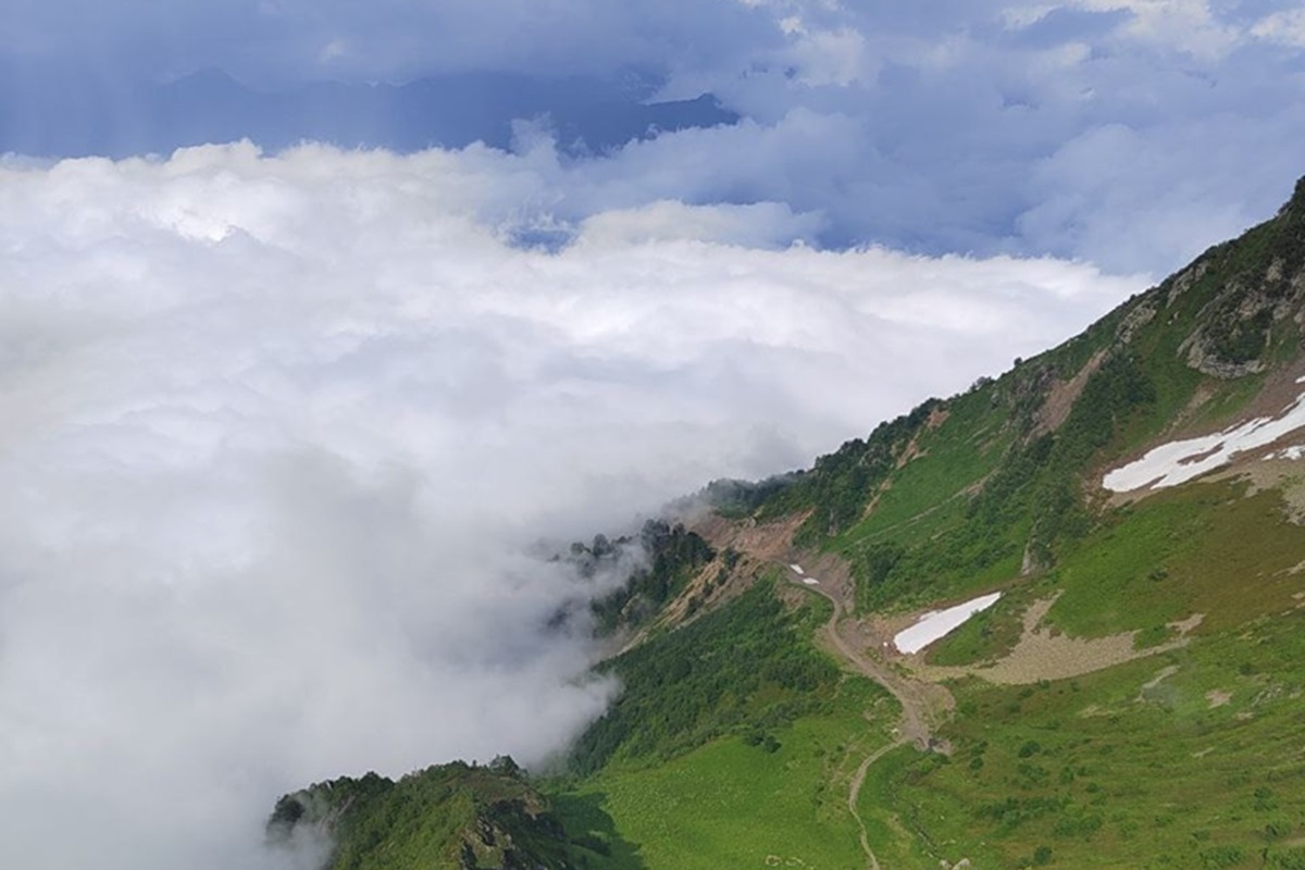 "Mistero sull'Elbrus: le ricerche dell'alpinista bielorusso sospese fino a domani"