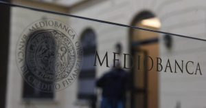 "Mediobanca aumenta la partecipazione all'Ops di Mps: coinvolgimento di Delfin per il salvataggio della banca senese"