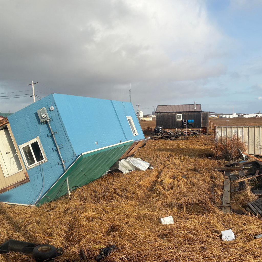 Tempesta in Alaska: il governatore avverte che gli evacuati potrebbero rimanere lontani per 18 mesi, richiesta di aiuto federale per il recupero