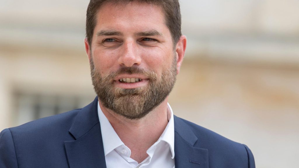 Gouvernement Lecornu : la droite hausse le ton face au bal des débauchages