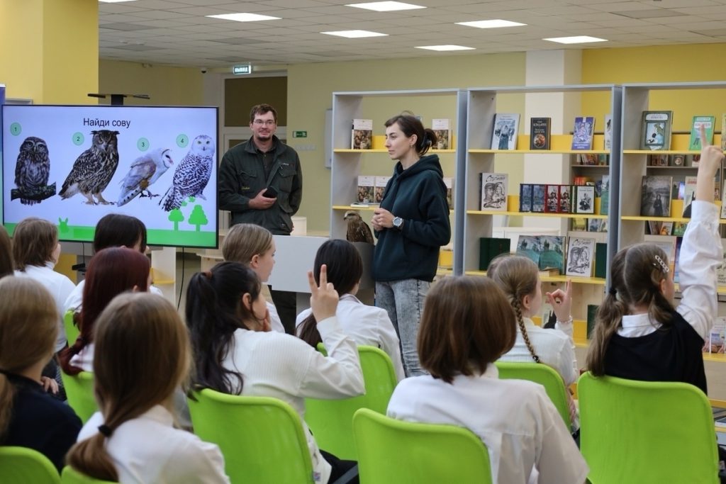 «Экология на колёсах»: Хищные птицы поучаствовали в уроке для тамбовских школьников