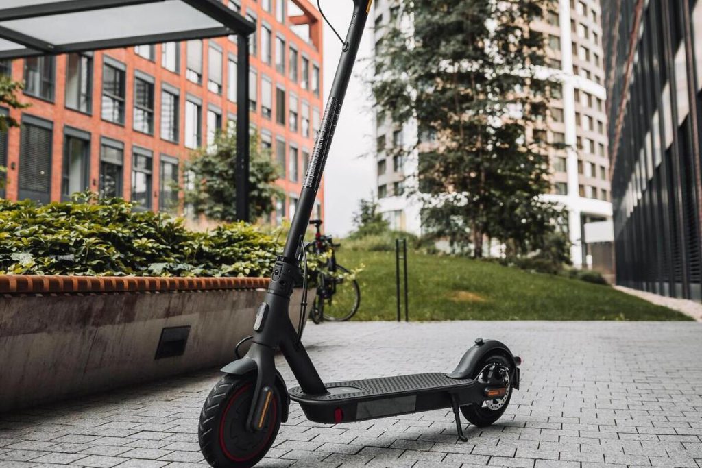 Furto di monopattino a Smolensk: identificato il responsabile grazie all&#039;efficace lavoro della polizia locale