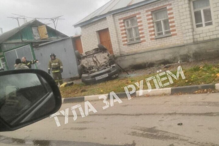 Легковушка перевернулась и влетела в дом после ДТП в Ефремове