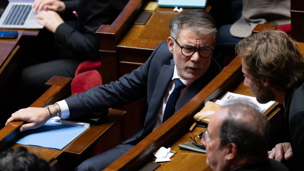 Olivier Faure obtient une première victoire symbolique sur Emmanuel Macron