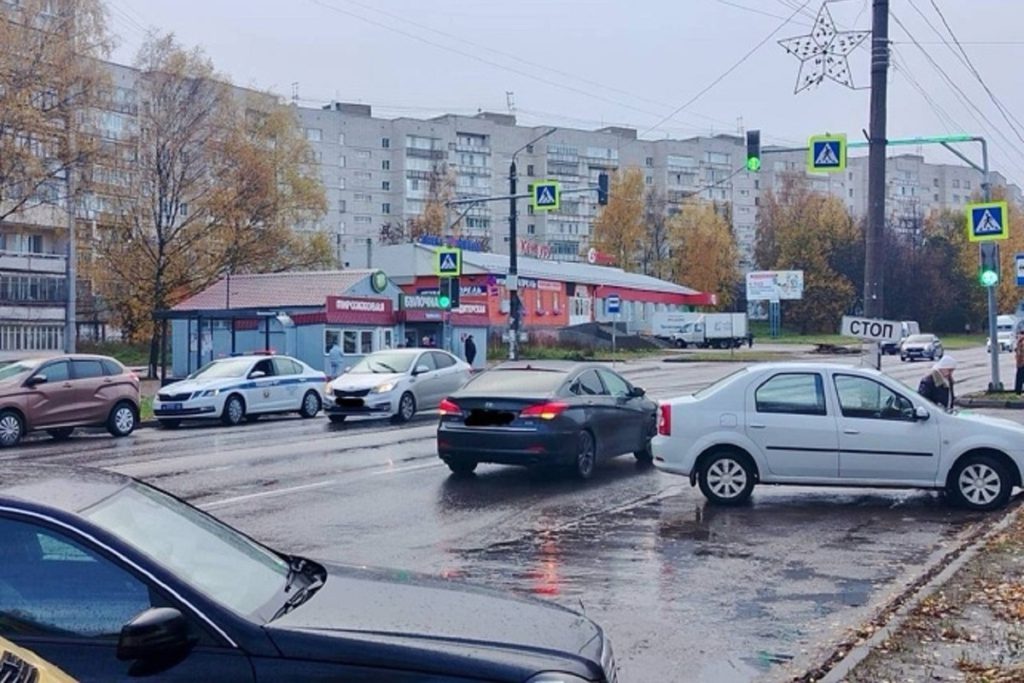 Tragedia a Costroma: Pensionato Investe Ragazzo su Passaggio Pedonale, Indagine in Corso