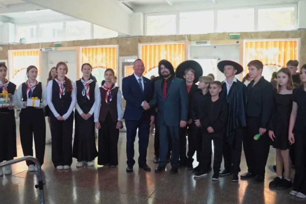 Латиноамериканский рок-тенор Игнасио Гомес Урра посетил школу Севастополя