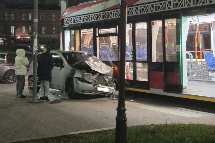 В Туле трамвай «Львенок» протащил легковушку после ДТП на Энгельса