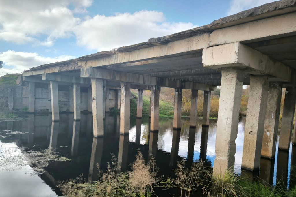 Завершился капитальный ремонт моста через реку Череха в Островском районе