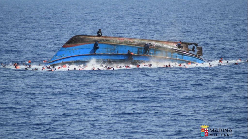 Barcone di migranti affonda nel Mediterraneo: 40 morti, tra loro diversi neonati