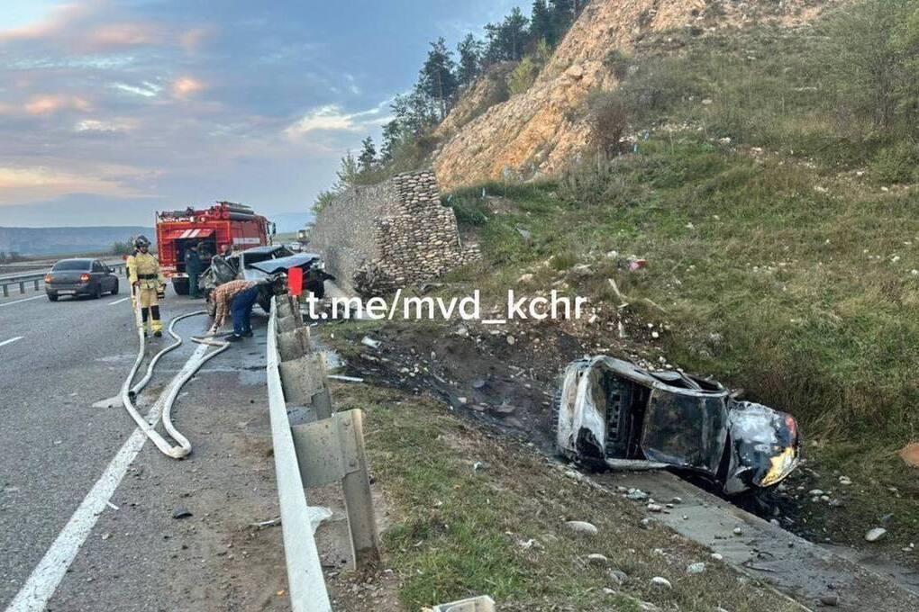 В КЧР столкнулись две «Лады», пострадали оба водителя