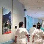 Caso Peinetti: Inchiesta della Corte dei Conti Solleva Dubbi sulla Trasparenza nel Sistema Sanitario Regionale

La Delibera Regionale e il Caso di Peinetti
Una recente inchiesta della Corte dei Conti ha sollevato questioni riguardanti il concorso per il ruolo di primario, specificamente nel caso di Peinetti. A seguito di un'indagine, è emerso che la delibera regionale ha "regolarizzato" la posizione di Peinetti, nonostante mancasse dell'attestato richiesto.

Approfondimento
L'inchiesta ha rivelato che l'obbligo di attestato per il concorso del primario è stato cancellato 40 giorni dopo che il direttore generale dell'Usl Uberti ha inviato un segnale di allarme. Questo evento ha sollevato interrogativi sulla trasparenza e sulla correttezza del processo di selezione.

Possibili Conseguenze
Le conseguenze di questa vicenda potrebbero essere significative, sia per il sistema sanitario regionale che per la carriera di Peinetti. La cancellazione dell'obbligo di attestato potrebbe essere vista come un favoreggiamento e potrebbe avere ripercussioni sulla fiducia del pubblico nel sistema sanitario.

Opinione
Non è possibile esprimere un'opinione in merito a questa vicenda senza avere accesso a tutte le informazioni. Tuttavia, è chiaro che la trasparenza e la correttezza sono fondamentali nel processo di selezione per ruoli di responsabilità nel sistema sanitario.

Analisi Critica dei Fatti
L'analisi dei fatti rivela una serie di eventi che hanno portato alla "regolarizzazione" del ruolo di Peinetti. La cancellazione dell'obbligo di attestato 40 giorni dopo l'Sos del direttore generale dell'Usl Uberti solleva interrogativi sulla tempistica e sulla motivazione di questa decisione.

Relazioni con altri Fatti
Questa vicenda potrebbe essere collegata ad altre questioni relative alla gestione del sistema sanitario regionale. La trasparenza e la correttezza nel processo di selezione sono fondamentali per mantenere la fiducia del pubblico e garantire la qualità dei servizi sanitari.

Contesto Storico
Il contesto storico di questa vicenda è importante per comprendere le dinamiche che hanno portato alla "regolarizzazione" del ruolo di Peinetti. La storia del sistema sanitario regionale e le decisioni prese in passato possono avere influenzato gli eventi attuali.

Fonti
La fonte di questo articolo è La Stampa. L'articolo originale può essere trovato al link https://www.lastampa.it/aosta/2025/10/31/news/delibera_regolarizzato_peinetti-15375834/.