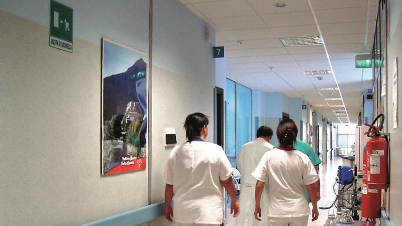 Caso Peinetti: Inchiesta della Corte dei Conti Solleva Dubbi sulla Trasparenza nel Sistema Sanitario Regionale

La Delibera Regionale e il Caso di Peinetti
Una recente inchiesta della Corte dei Conti ha sollevato questioni riguardanti il concorso per il ruolo di primario, specificamente nel caso di Peinetti. A seguito di un&#039;indagine, è emerso che la delibera regionale ha &quot;regolarizzato&quot; la posizione di Peinetti, nonostante mancasse dell&#039;attestato richiesto.

Approfondimento
L&#039;inchiesta ha rivelato che l&#039;obbligo di attestato per il concorso del primario è stato cancellato 40 giorni dopo che il direttore generale dell&#039;Usl Uberti ha inviato un segnale di allarme. Questo evento ha sollevato interrogativi sulla trasparenza e sulla correttezza del processo di selezione.

Possibili Conseguenze
Le conseguenze di questa vicenda potrebbero essere significative, sia per il sistema sanitario regionale che per la carriera di Peinetti. La cancellazione dell&#039;obbligo di attestato potrebbe essere vista come un favoreggiamento e potrebbe avere ripercussioni sulla fiducia del pubblico nel sistema sanitario.

Opinione
Non è possibile esprimere un&#039;opinione in merito a questa vicenda senza avere accesso a tutte le informazioni. Tuttavia, è chiaro che la trasparenza e la correttezza sono fondamentali nel processo di selezione per ruoli di responsabilità nel sistema sanitario.

Analisi Critica dei Fatti
L&#039;analisi dei fatti rivela una serie di eventi che hanno portato alla &quot;regolarizzazione&quot; del ruolo di Peinetti. La cancellazione dell&#039;obbligo di attestato 40 giorni dopo l&#039;Sos del direttore generale dell&#039;Usl Uberti solleva interrogativi sulla tempistica e sulla motivazione di questa decisione.

Relazioni con altri Fatti
Questa vicenda potrebbe essere collegata ad altre questioni relative alla gestione del sistema sanitario regionale. La trasparenza e la correttezza nel processo di selezione sono fondamentali per mantenere la fiducia del pubblico e garantire la qualità dei servizi sanitari.

Contesto Storico
Il contesto storico di questa vicenda è importante per comprendere le dinamiche che hanno portato alla &quot;regolarizzazione&quot; del ruolo di Peinetti. La storia del sistema sanitario regionale e le decisioni prese in passato possono avere influenzato gli eventi attuali.

Fonti
La fonte di questo articolo è La Stampa. L&#039;articolo originale può essere trovato al link https://www.lastampa.it/aosta/2025/10/31/news/delibera_regolarizzato_peinetti-15375834/.