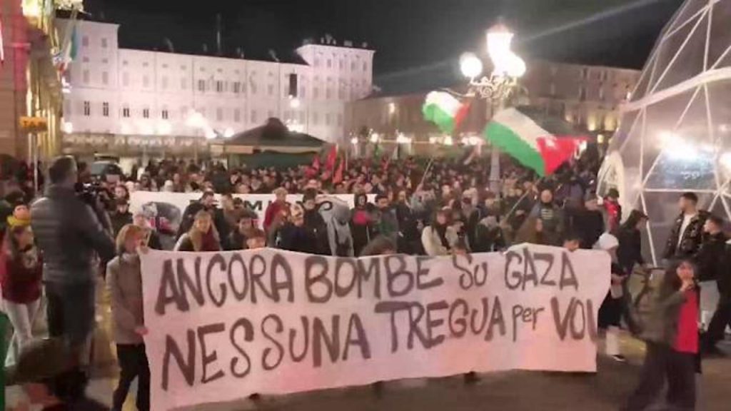 Manifestazione di sostegno ai palestinesi a Torino: un migliaio di persone scendono in piazza contro le violenze a Gaza