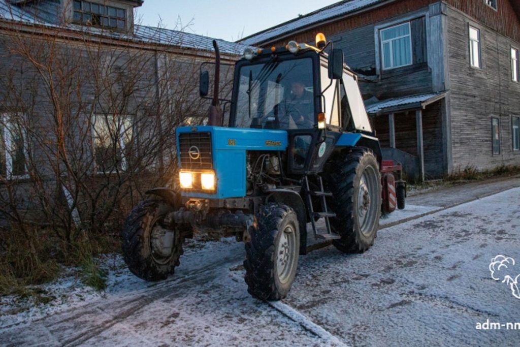 Naryan-Mar sotto la sabbia: la città russa copre 49 km di strade per garantire la sicurezza stradale