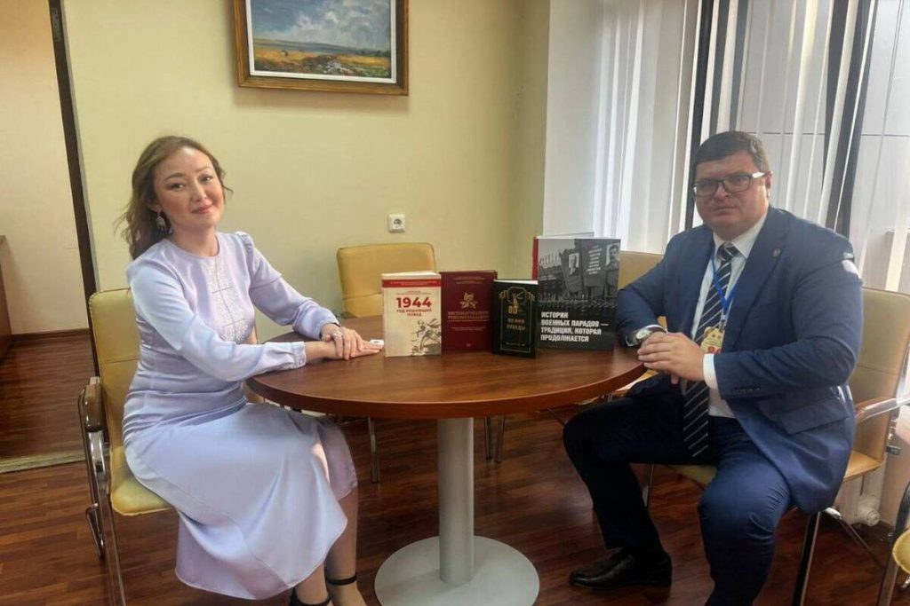 В библиотеку Калмыкии передали в дар военно-патриотические книги