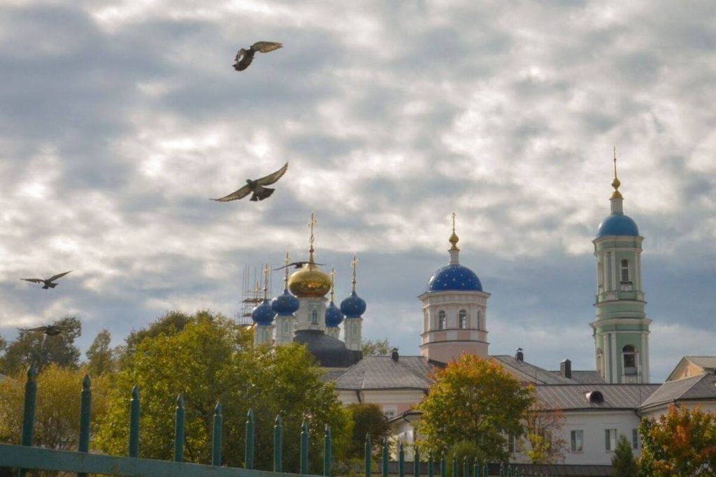 Монахи Оптиной пустыни посетили бойцов на передовой