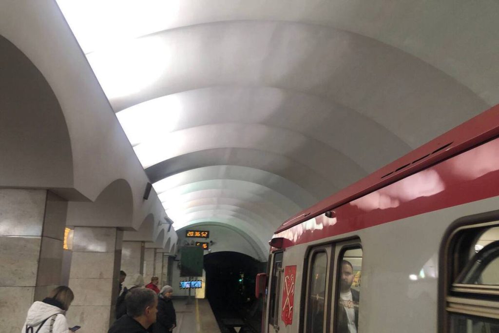 La Metropolitana di San Pietroburgo in Difficoltà: Linea Rossa con Intervalli Aumentati e Vagoni Stracolmi