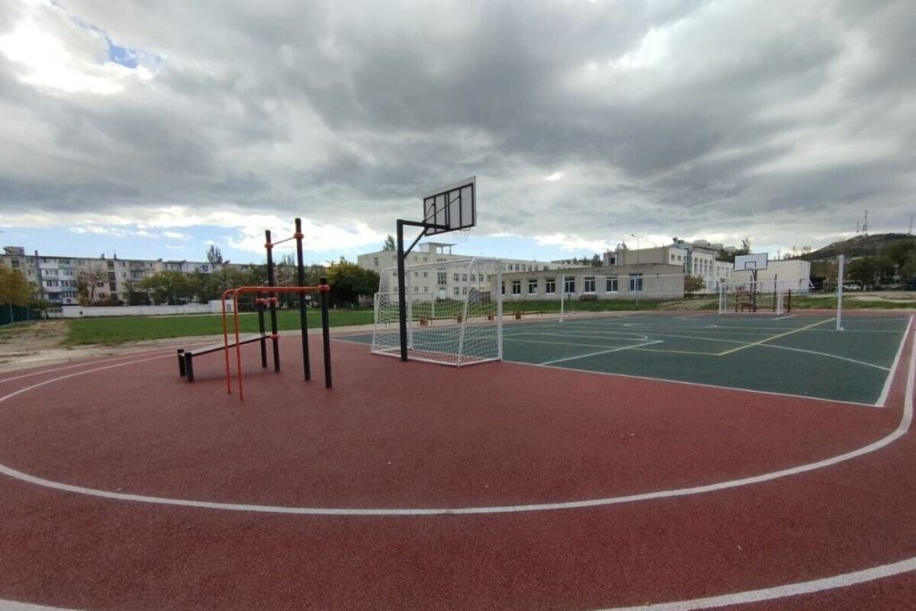 В двух школах Феодосии обустроили стадион и площадку