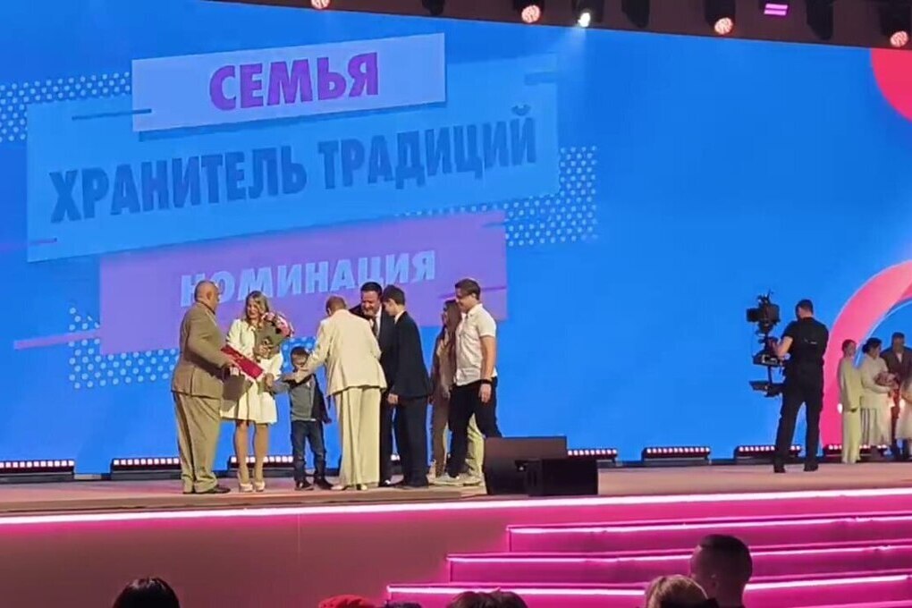 Famiglia Ucraina Vincitrice del Concorso &quot;Famiglia dell&#039;Anno 2025&quot;: Un Esempio di Coesione e Valori Tradizionali