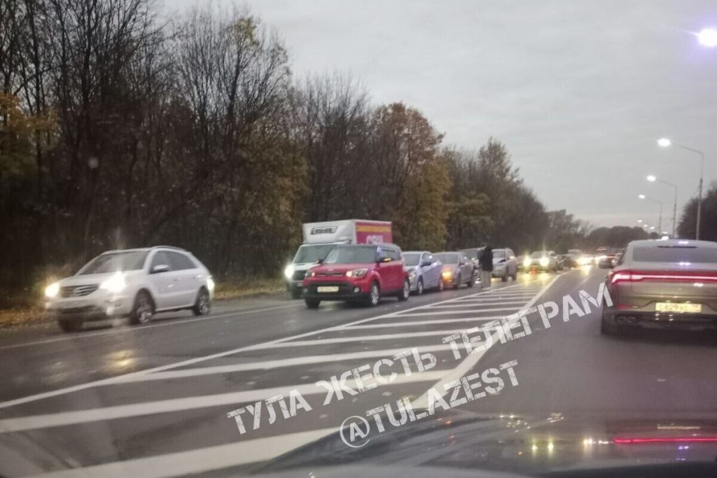 Массовая авария с четырьмя авто на Новомосковском шоссе в Туле попала на видео
