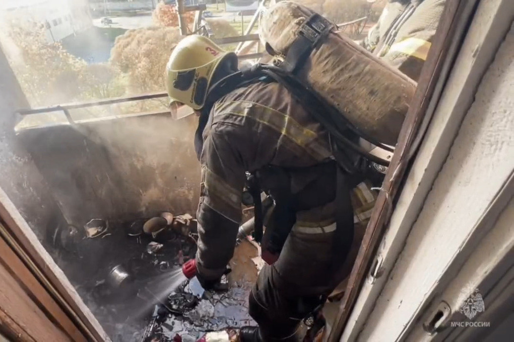 Мусор на балконе тушили сегодня пожарные на улице Льва Толстого