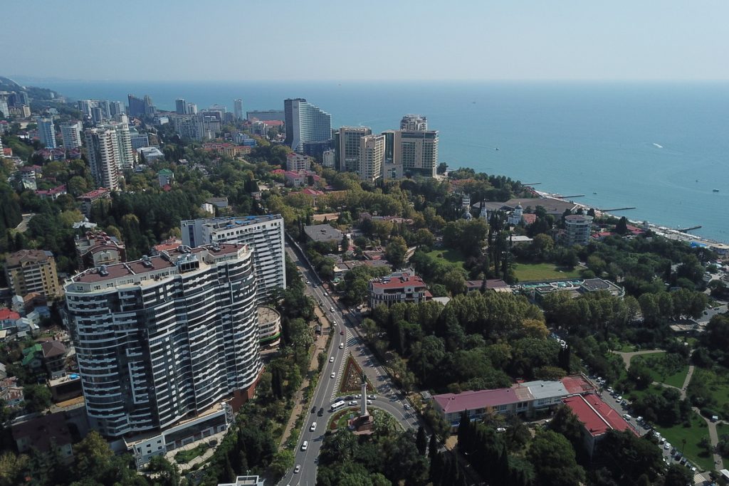 Difesa aerea attiva a Sochi dopo attacco di droni: situazione sotto controllo ma preoccupante per la sicurezza della città