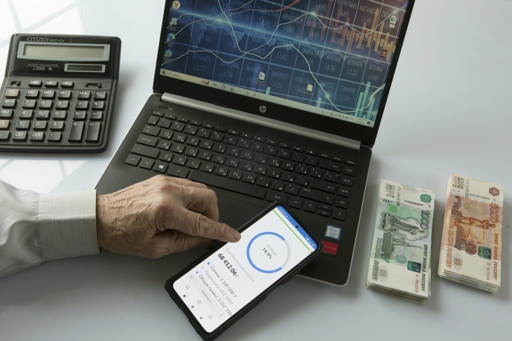 Consigli ai cittadini russi: trasferire denaro extra dalle carte di credito per garantire maggiore sicurezza finanziaria