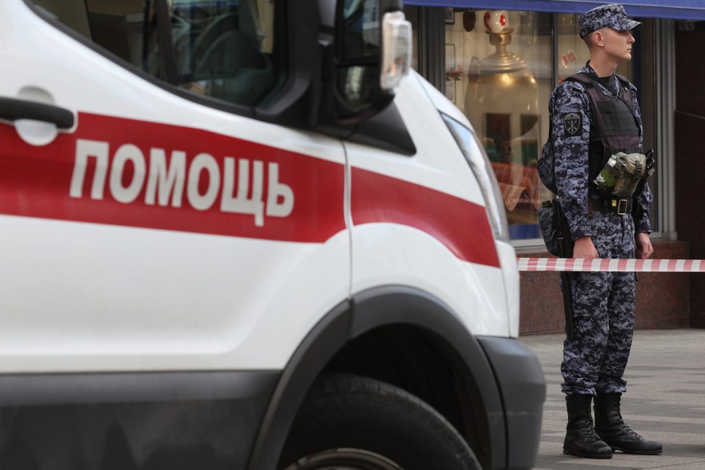 Tragedia a Priamurje: Autobus con 48 Passeggeri Si Ribalta, Morte e Feriti, Indagine in Corso